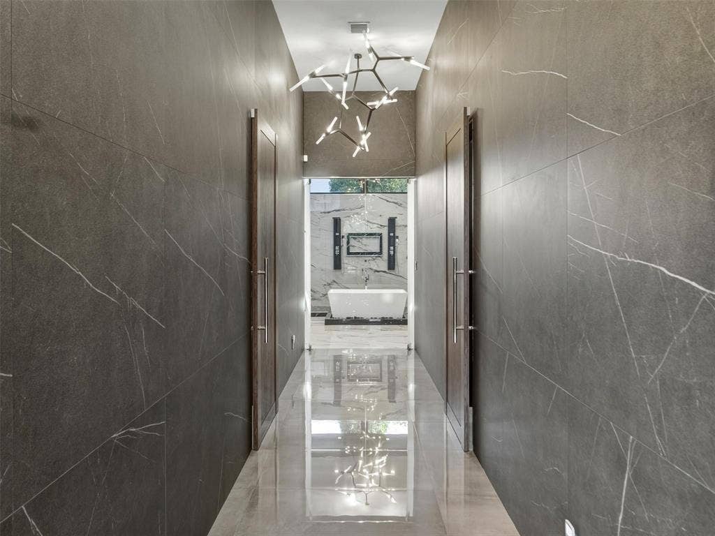 2213 NE 37TH Drive, Fort Lauderdale, FL 33308 hallway to bath
