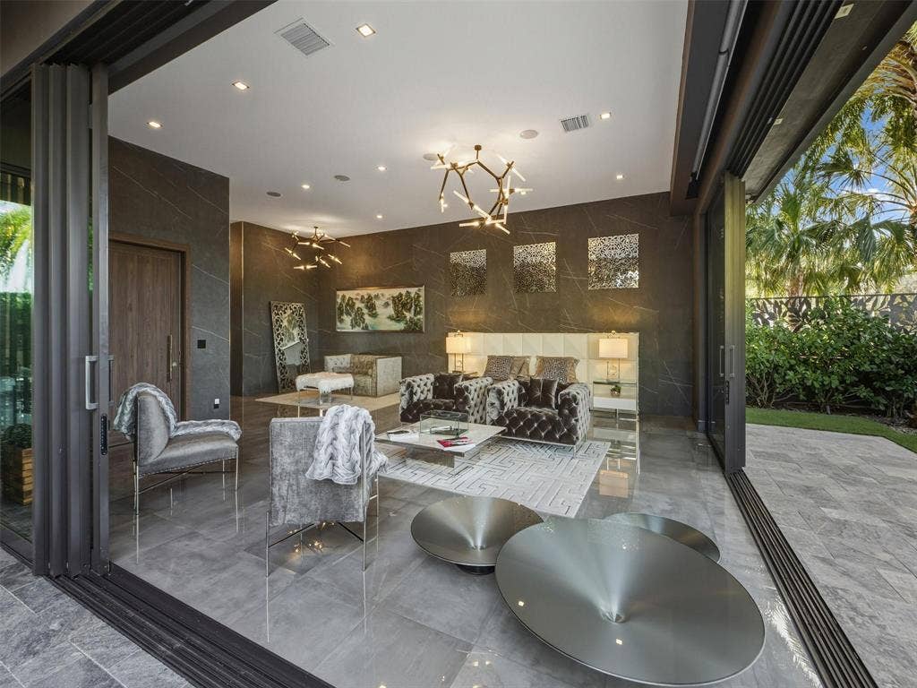 2213 NE 37TH Drive, Fort Lauderdale, FL 33308 primary looking in