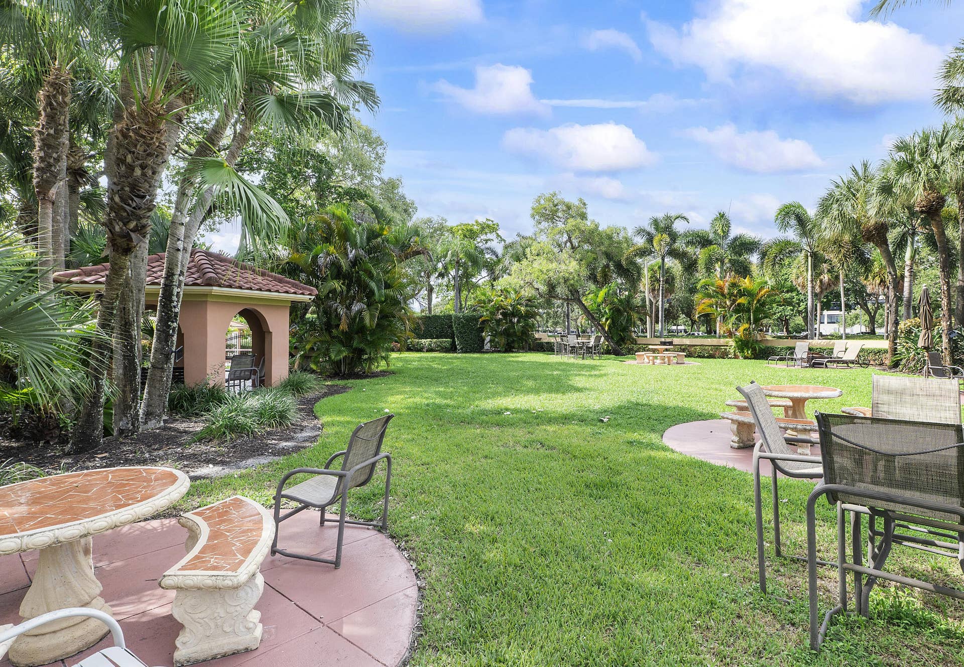 800 Uno Lago Drive, #204, Juno Beach, FL 33408 Picnic Area
