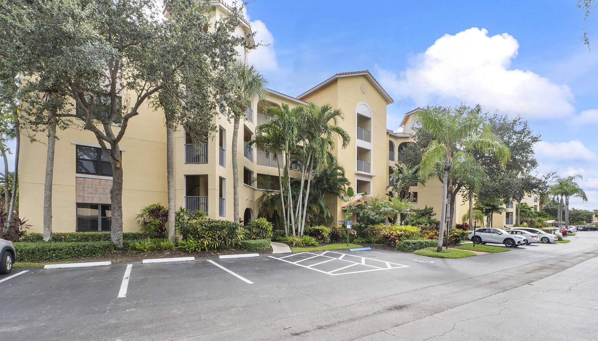 800 Uno Lago Drive, #204, Juno Beach, FL 33408 Parking