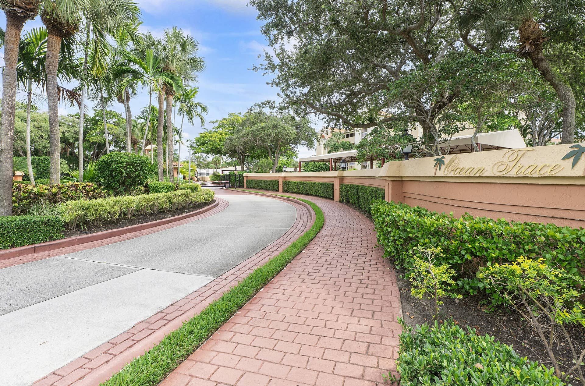 800 Uno Lago Drive, #204, Juno Beach, FL 33408 Entrance 2