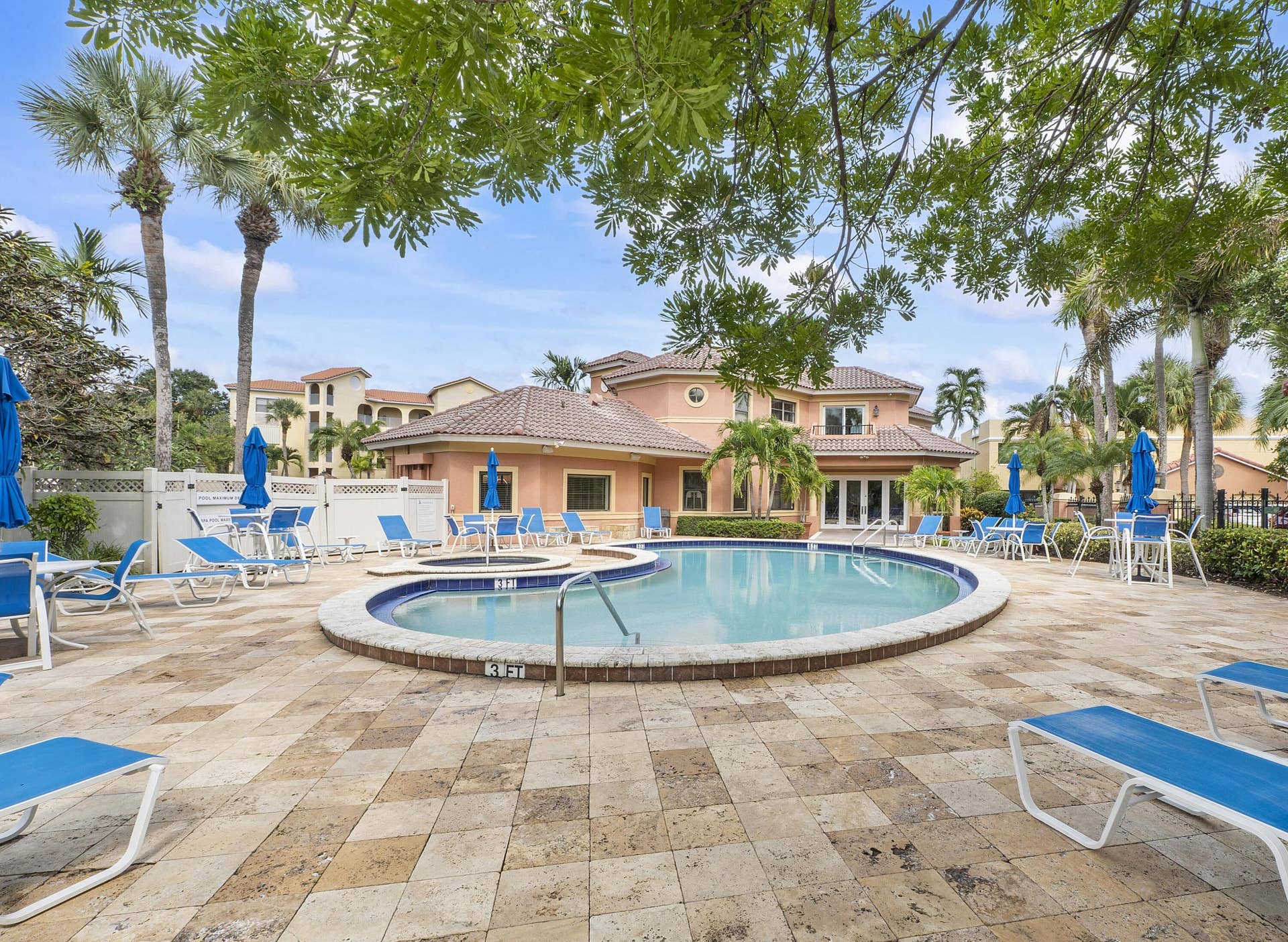 800 Uno Lago Drive, #204, Juno Beach, FL 33408 Pool