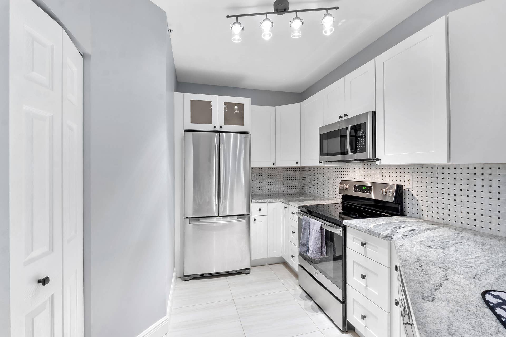 800 Uno Lago Drive, #204, Juno Beach, FL 33408 Kitchen 2