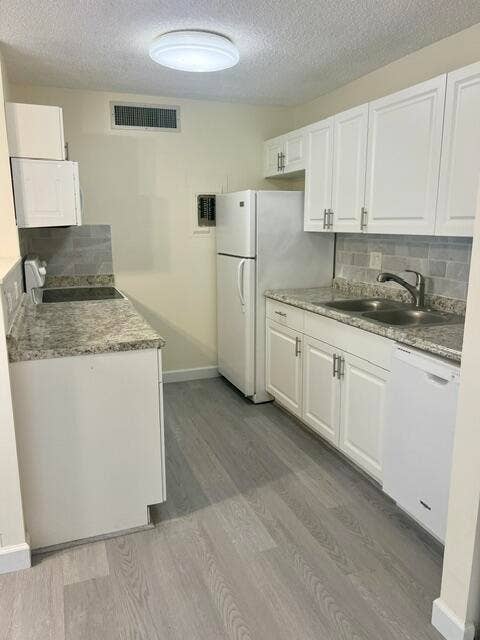 631 EXECUTIVE CENTER Drive, #K104, West Palm Beach, FL 33401 Kitchen