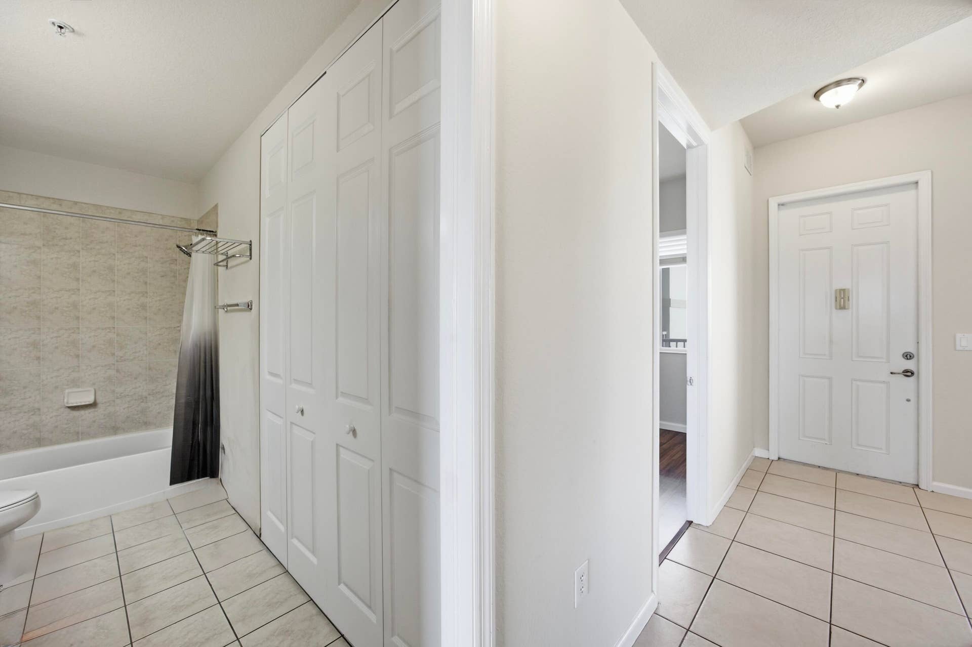 3500 OAKS CLUBHOUSE Drive, #510, Pompano Beach, FL 33069 Entrance & Guest bathroom