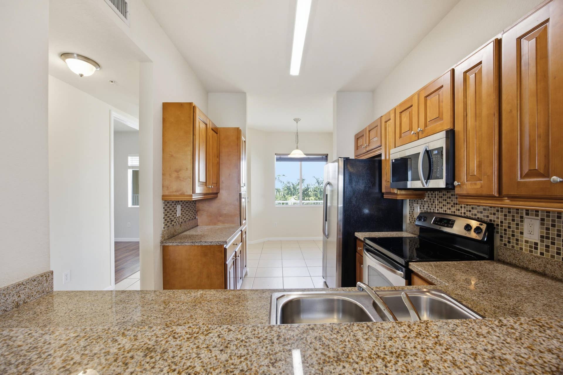 3500 OAKS CLUBHOUSE Drive, #510, Pompano Beach, FL 33069 Kitchen looking at the breakfast area
