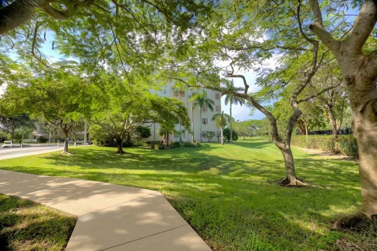 3500 OAKS CLUBHOUSE Drive, #510, Pompano Beach, FL 33069 Nice sidewalks