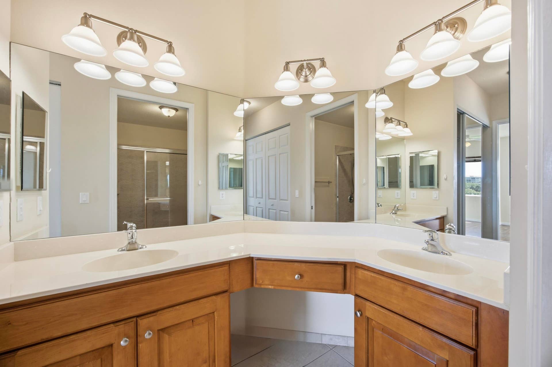 3500 OAKS CLUBHOUSE Drive, #510, Pompano Beach, FL 33069 Private Primary Bath