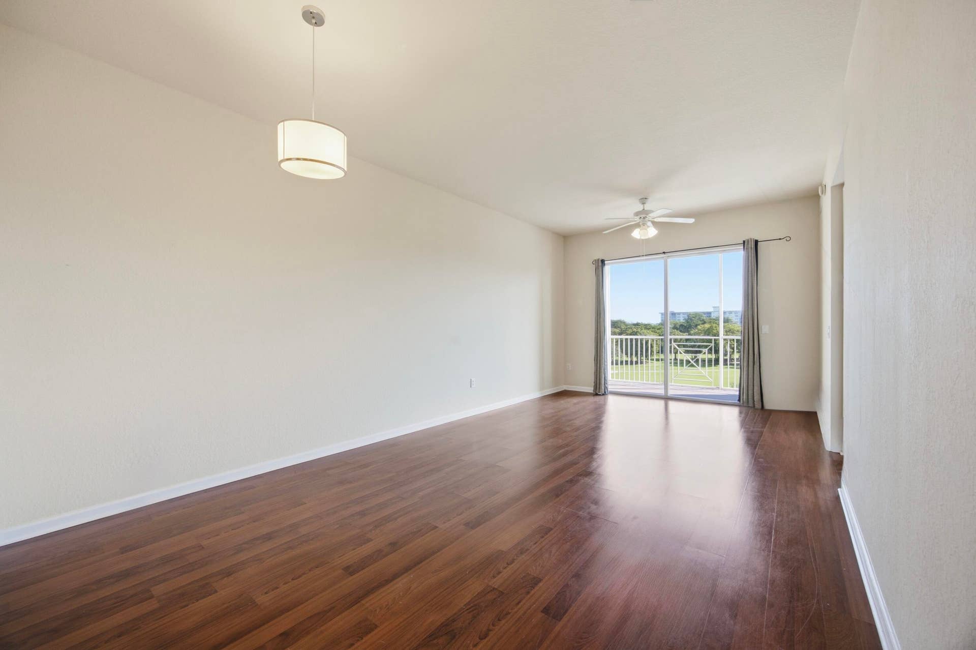 3500 OAKS CLUBHOUSE Drive, #510, Pompano Beach, FL 33069 Dinning & Living Room