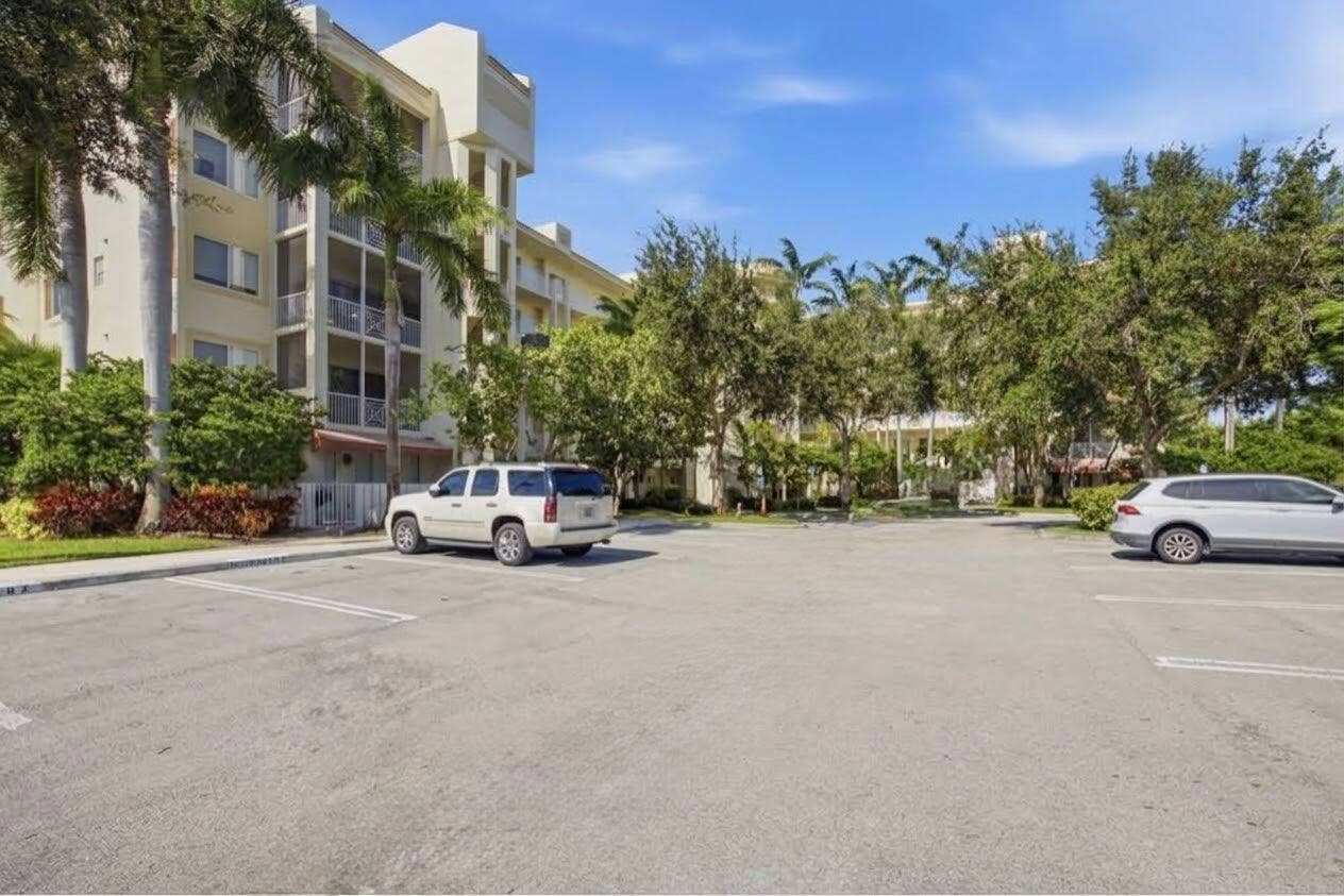 3500 OAKS CLUBHOUSE Drive, #510, Pompano Beach, FL 33069 Condo parking