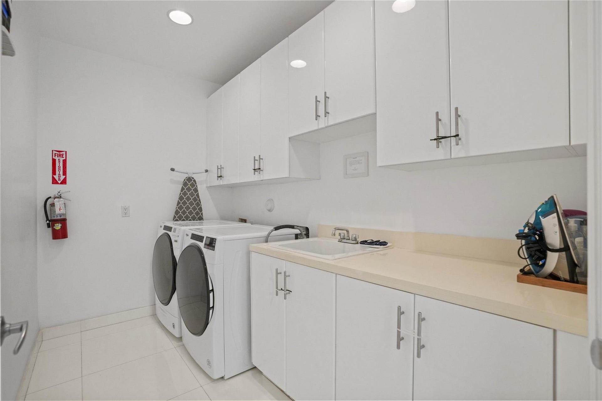 347 Oak Street, #B1, Hollywood, FL 33019 Laundry room