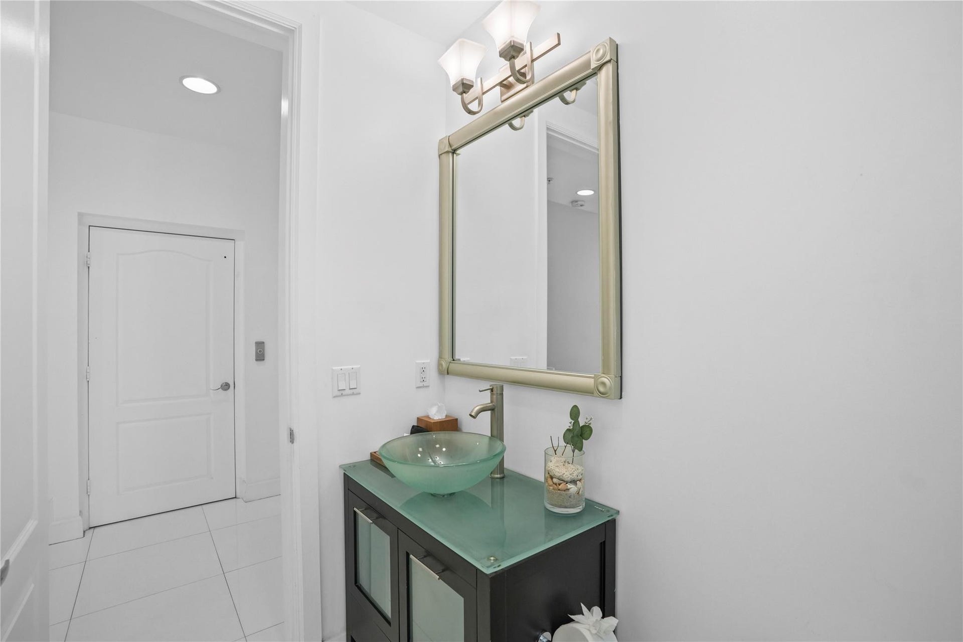 347 Oak Street, #B1, Hollywood, FL 33019 Bathroom