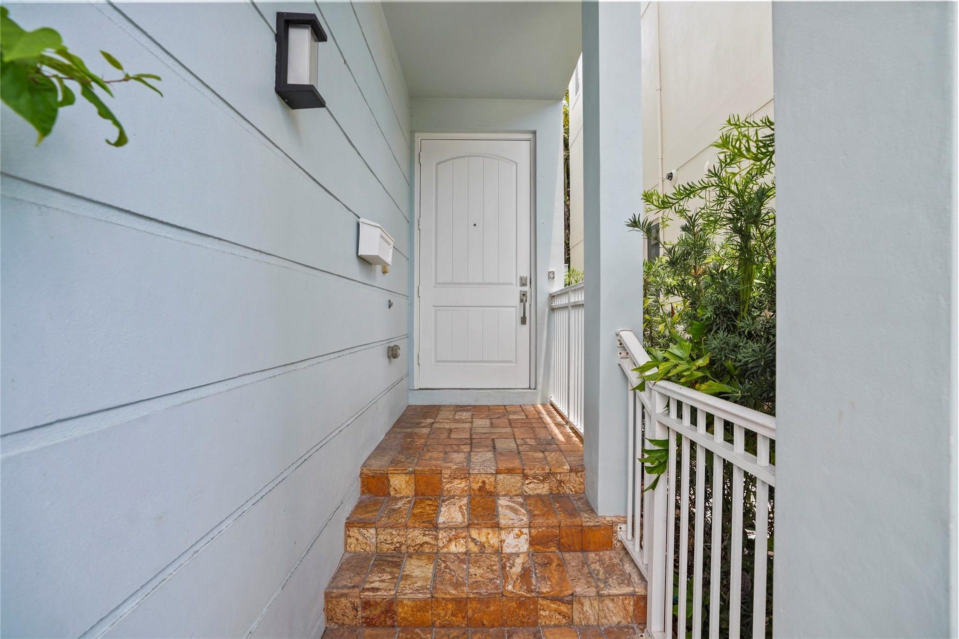 347 Oak Street, #B1, Hollywood, FL 33019 Entrance