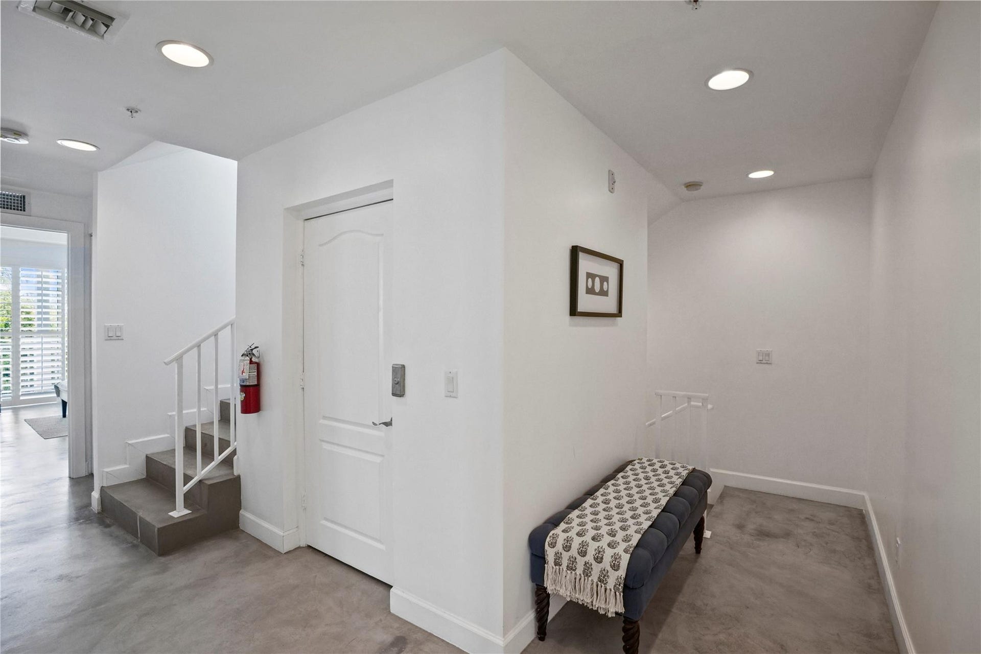 347 Oak Street, #B1, Hollywood, FL 33019 Hallway