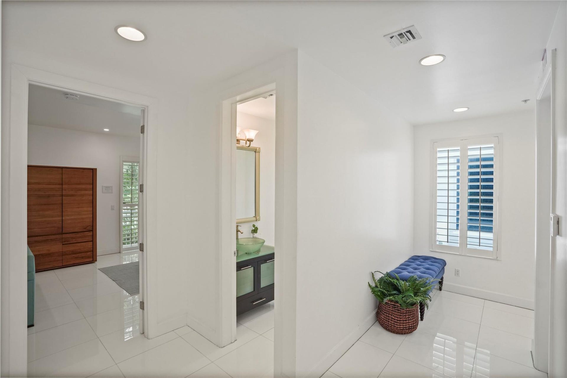 347 Oak Street, #B1, Hollywood, FL 33019 Foyer
