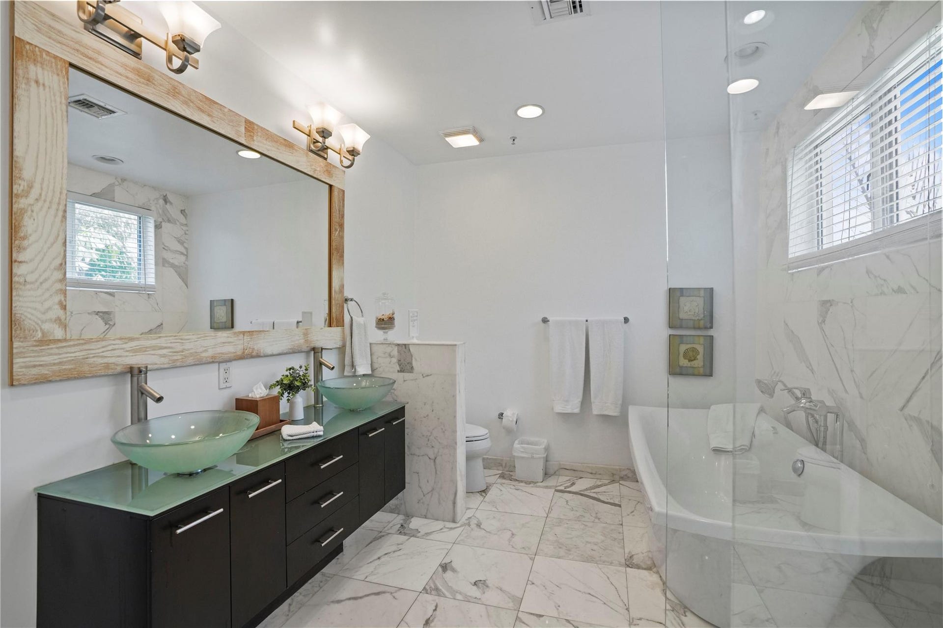347 Oak Street, #B1, Hollywood, FL 33019 Bathroom