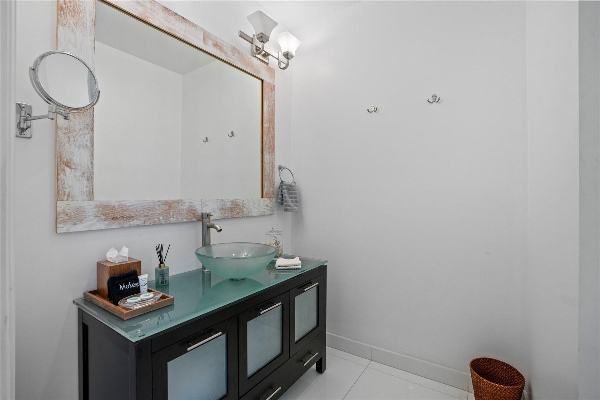 347 Oak Street, #B1, Hollywood, FL 33019 Bathroom