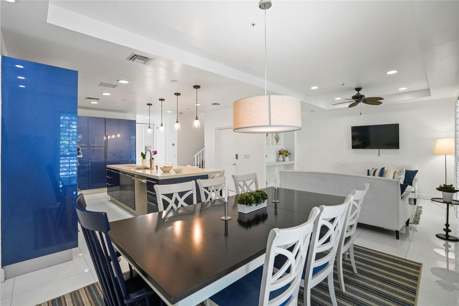 347 Oak Street, #B1, Hollywood, FL 33019 Dining