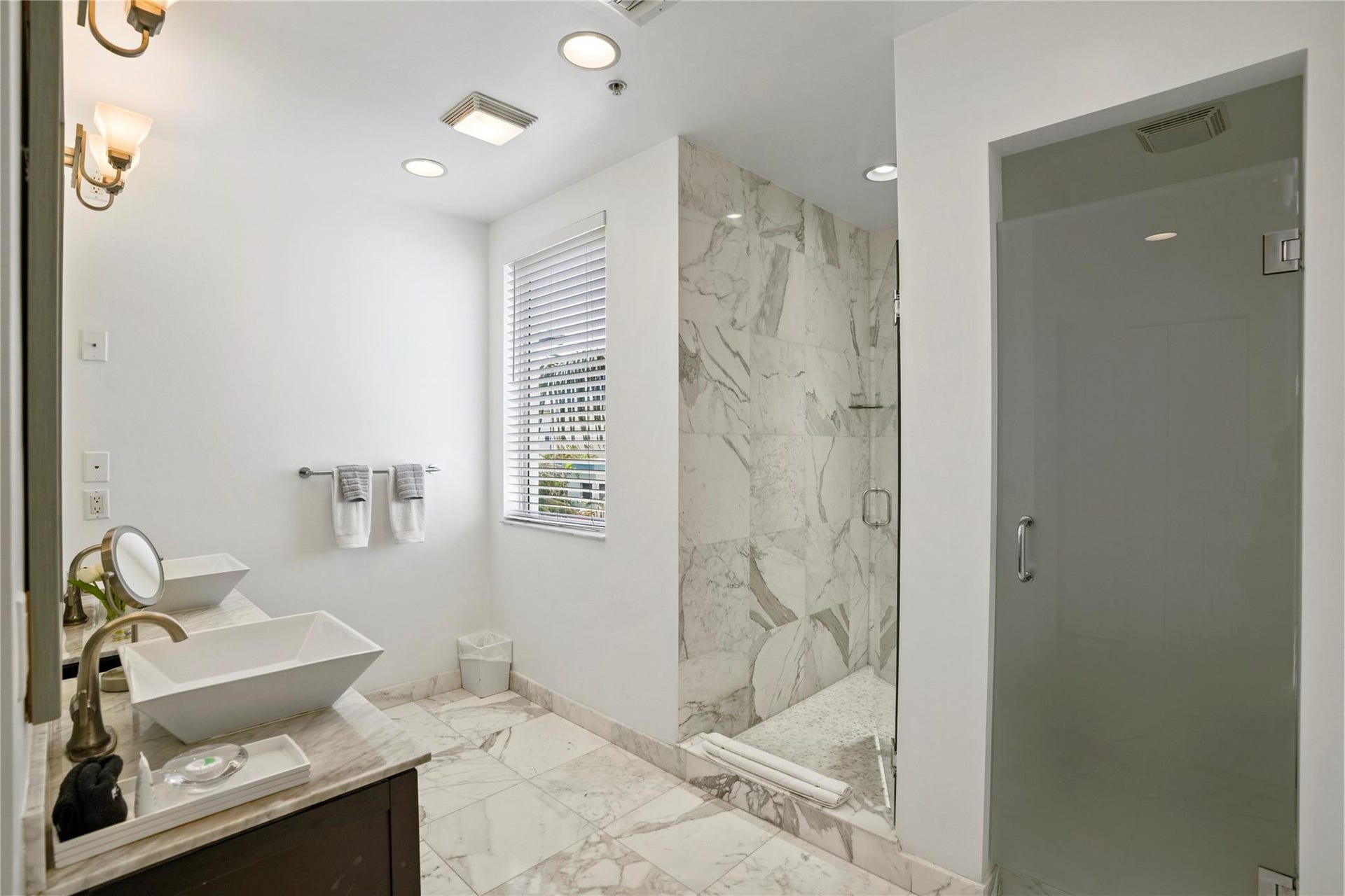 347 Oak Street, #B1, Hollywood, FL 33019 Main Bathroom
