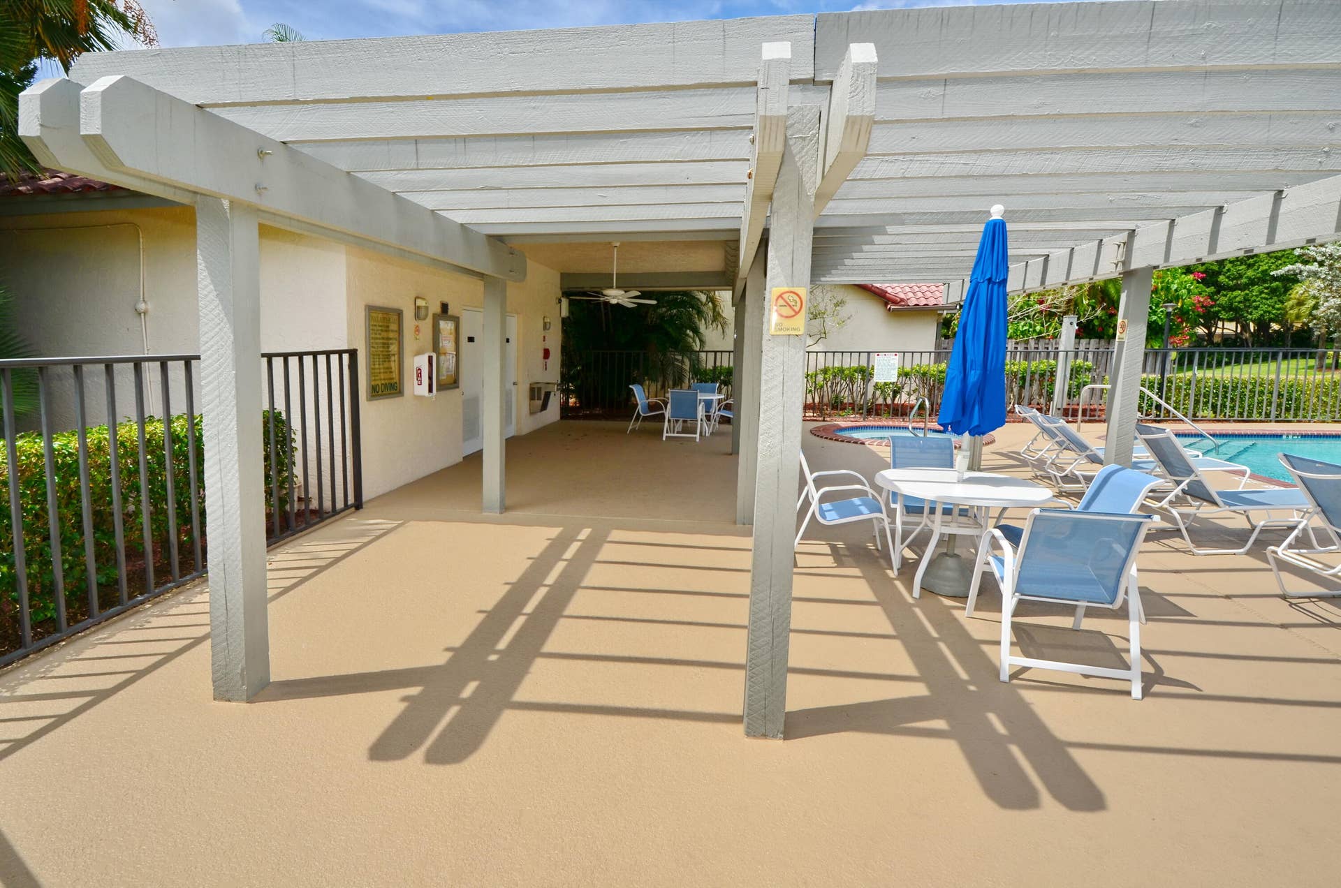 5576 Fox Hollow Drive, Boca Raton, FL 33486 LOUNGES, CHAIRS & UMBRELLAS
