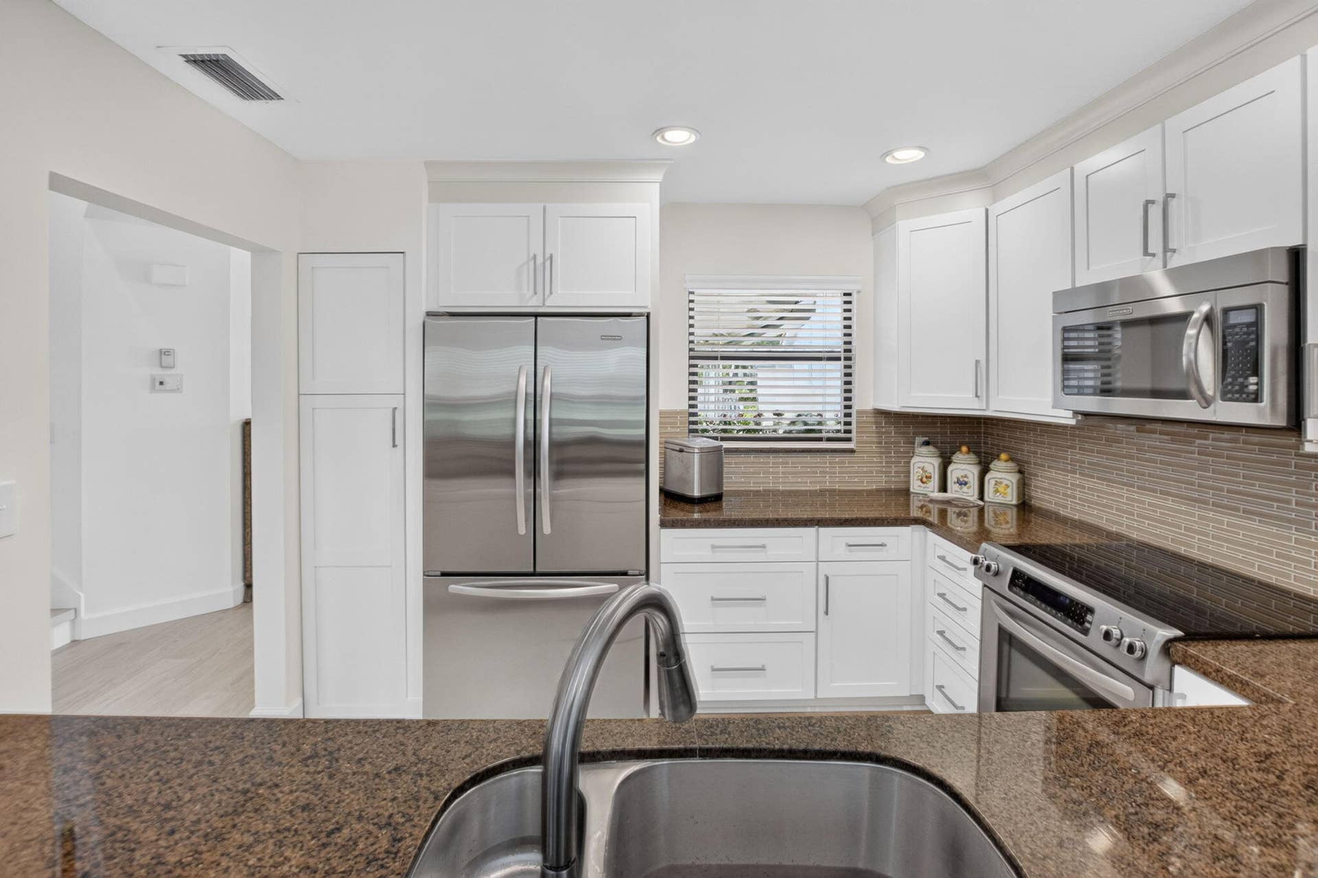 5576 Fox Hollow Drive, Boca Raton, FL 33486 PASSTHRU TO KITCHEN