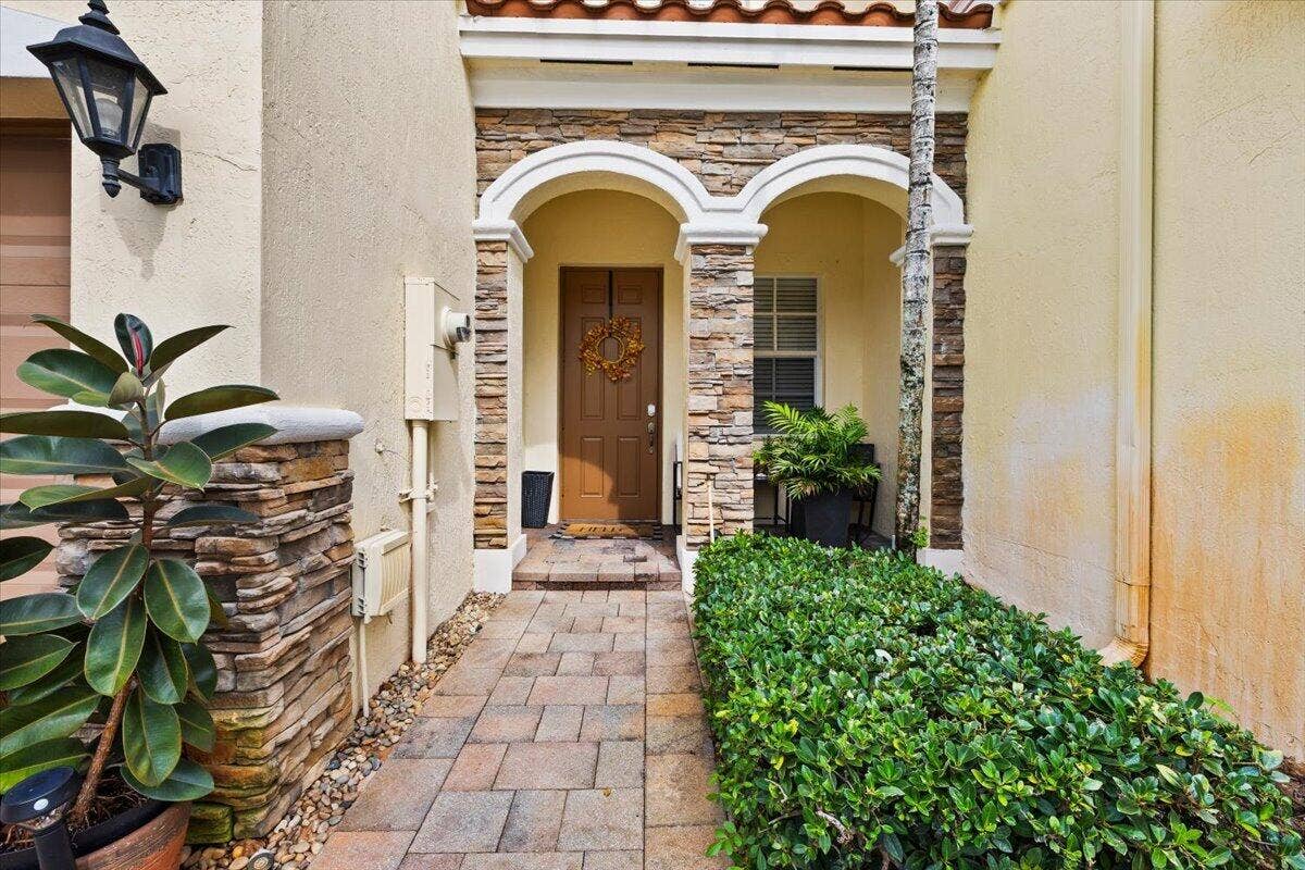 130 EMERALD CREEK Terrace, Plantation, FL 33325 Front patio