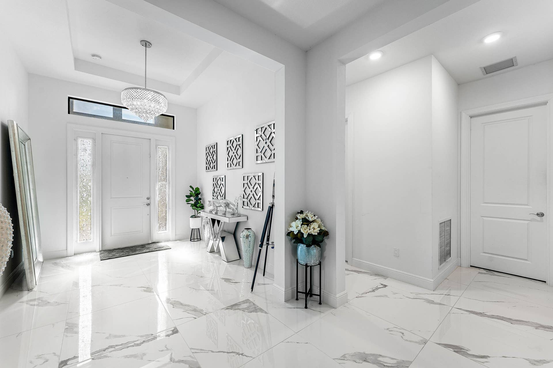 #5  Bright and welcoming foyer with e