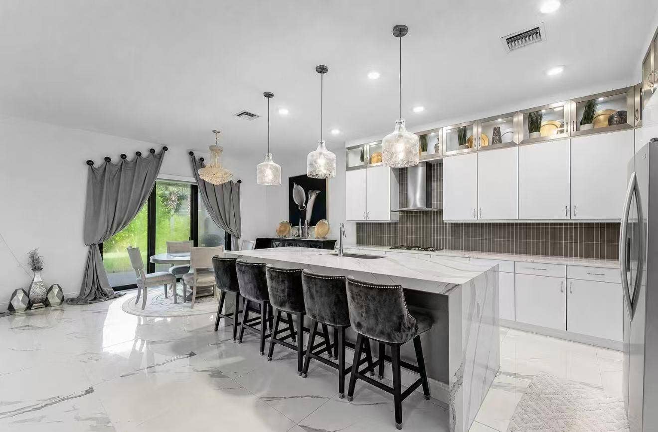 #10  Kitchen  Bright kitchen featu
