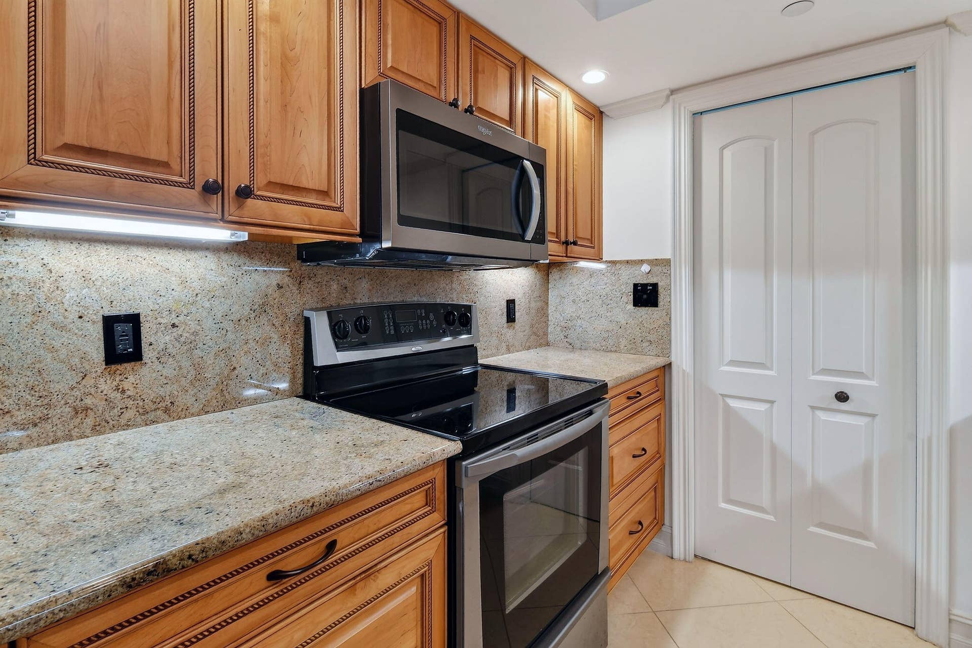 3000 N OCEAN Drive, #8A, Singer Island, FL 33404 Kitchen