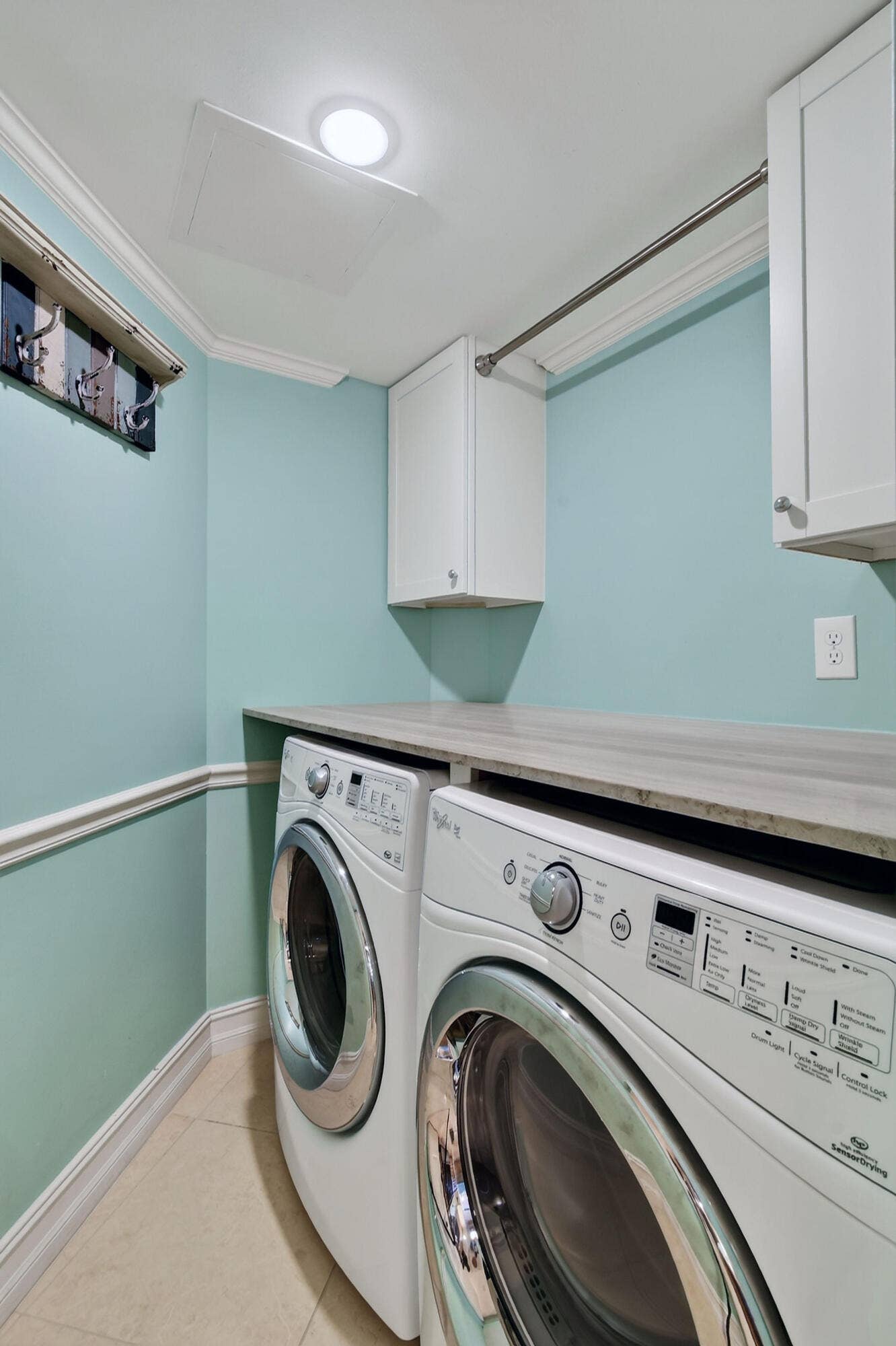 3000 N OCEAN Drive, #8A, Singer Island, FL 33404 Large Inside Laundry Room