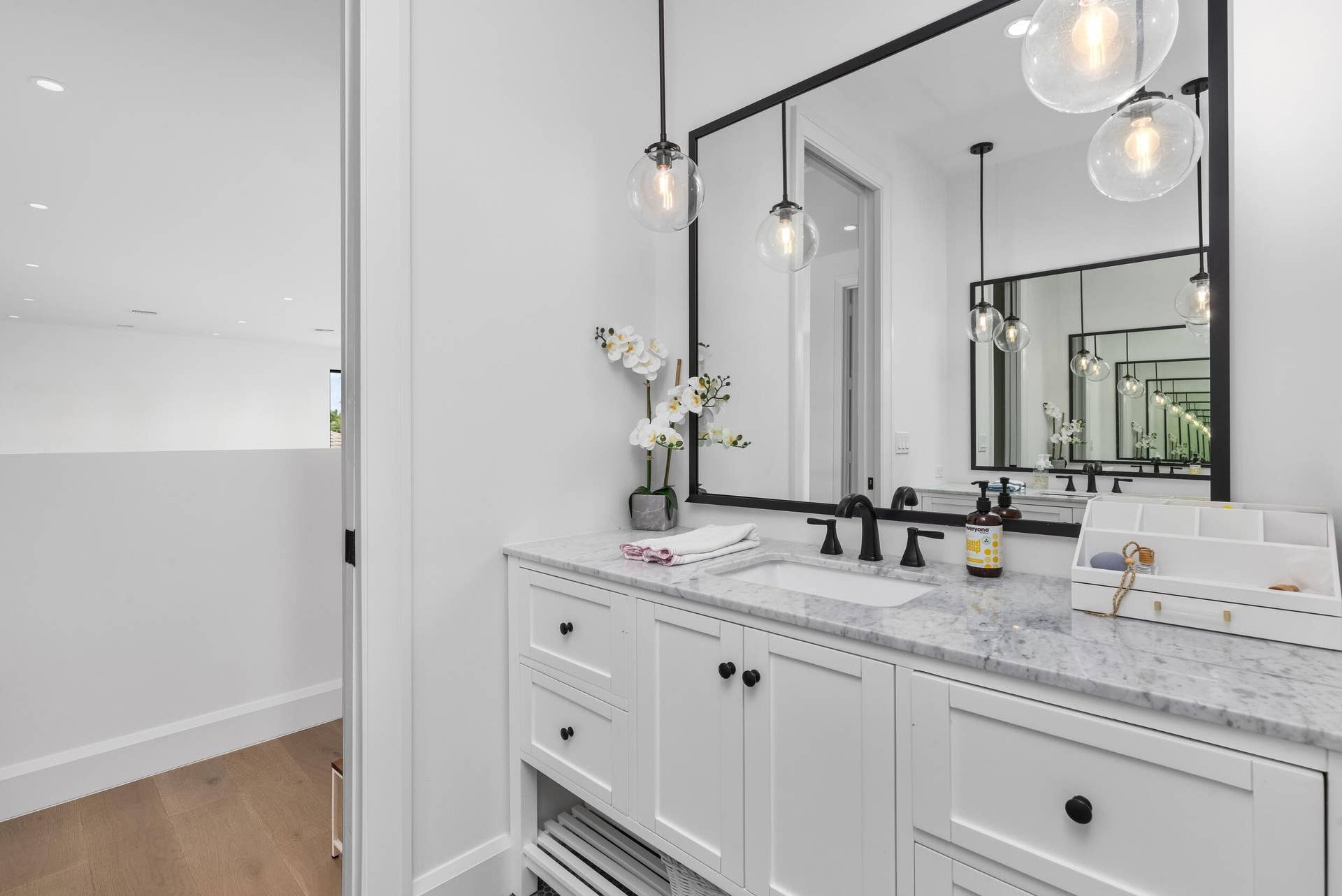 2400 NE 27th Avenue, Fort Lauderdale, FL 33305 Guest Bath 3