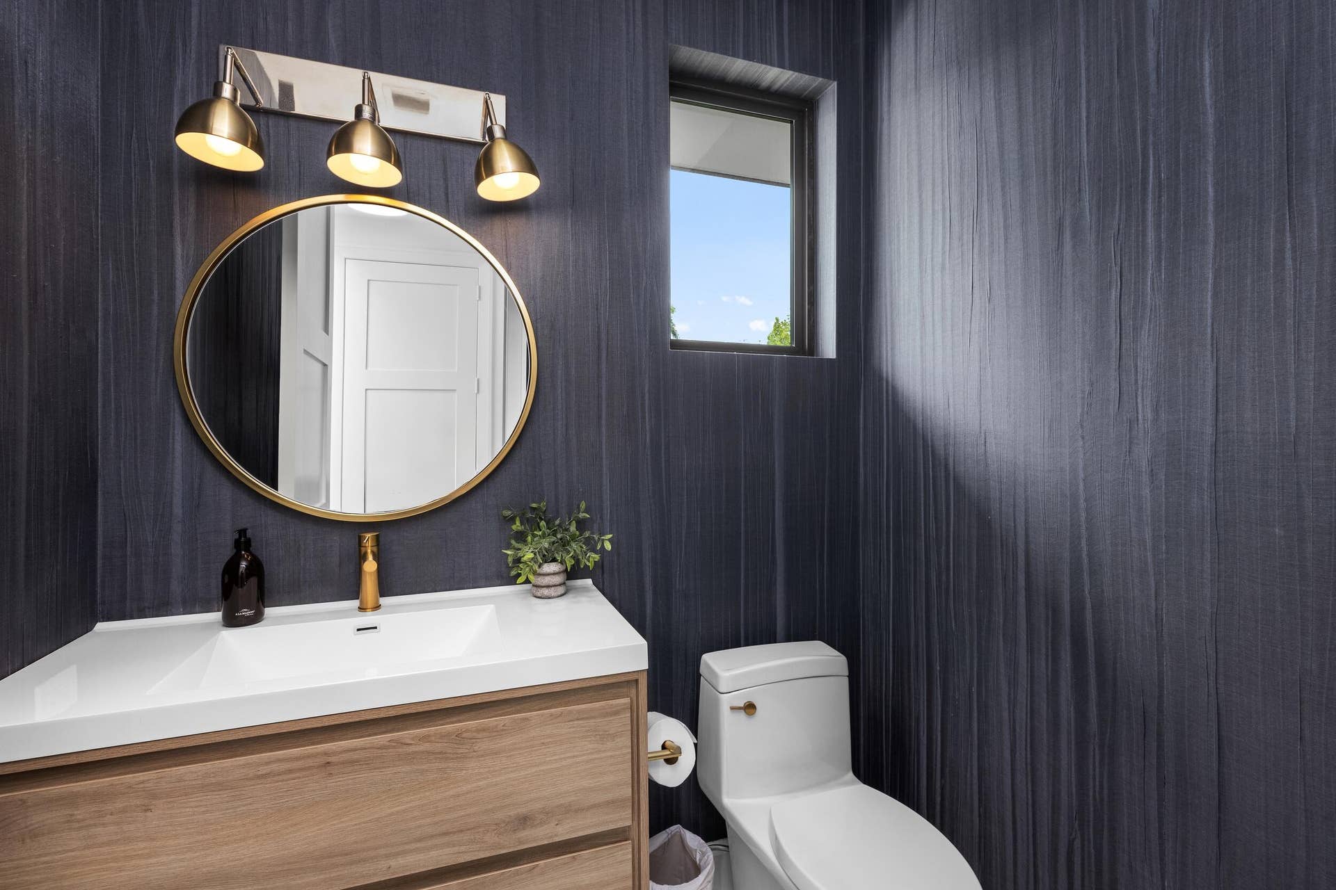2400 NE 27th Avenue, Fort Lauderdale, FL 33305 Powder Room 1