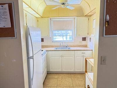 145 Dorchester G, West Palm Beach, FL 33417 Full Kitchen