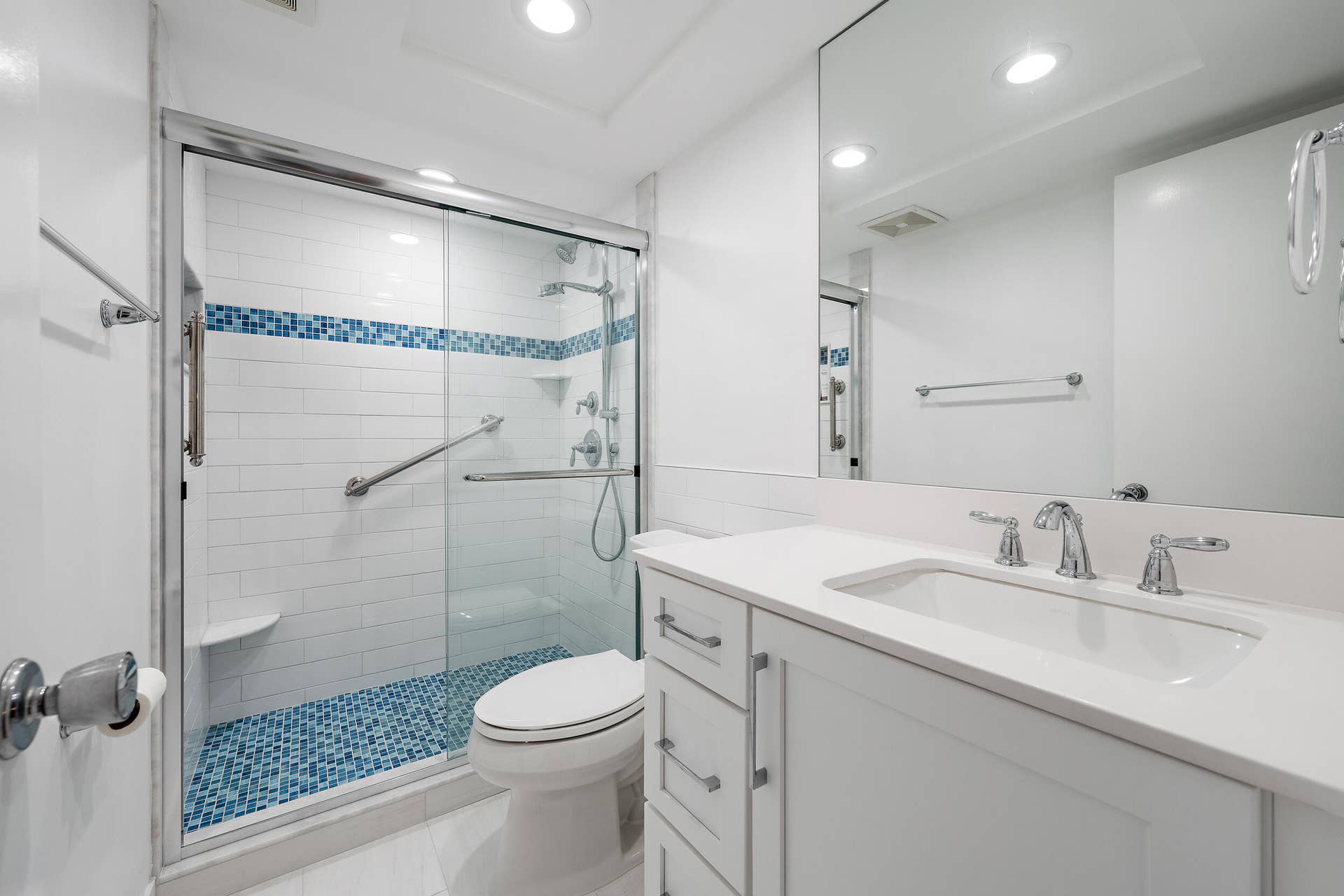 20 Celestial Way, #204, Juno Beach, FL 33408 Guest Bathroom