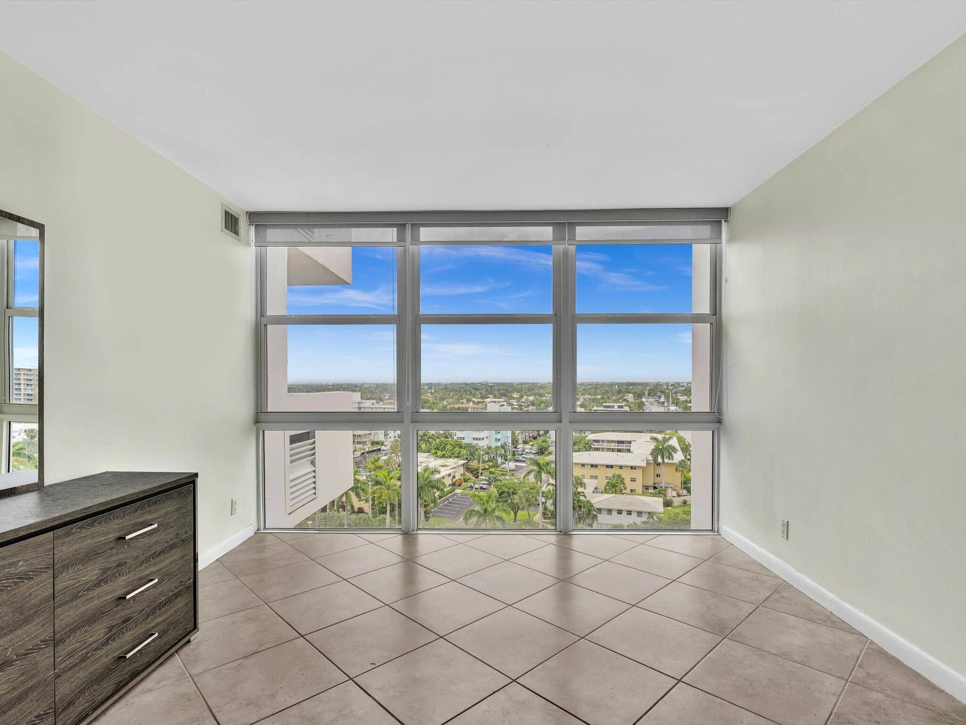 2841 N Ocean Boulevard, #1105, Fort Lauderdale, FL 33308 Guest Bed with Views