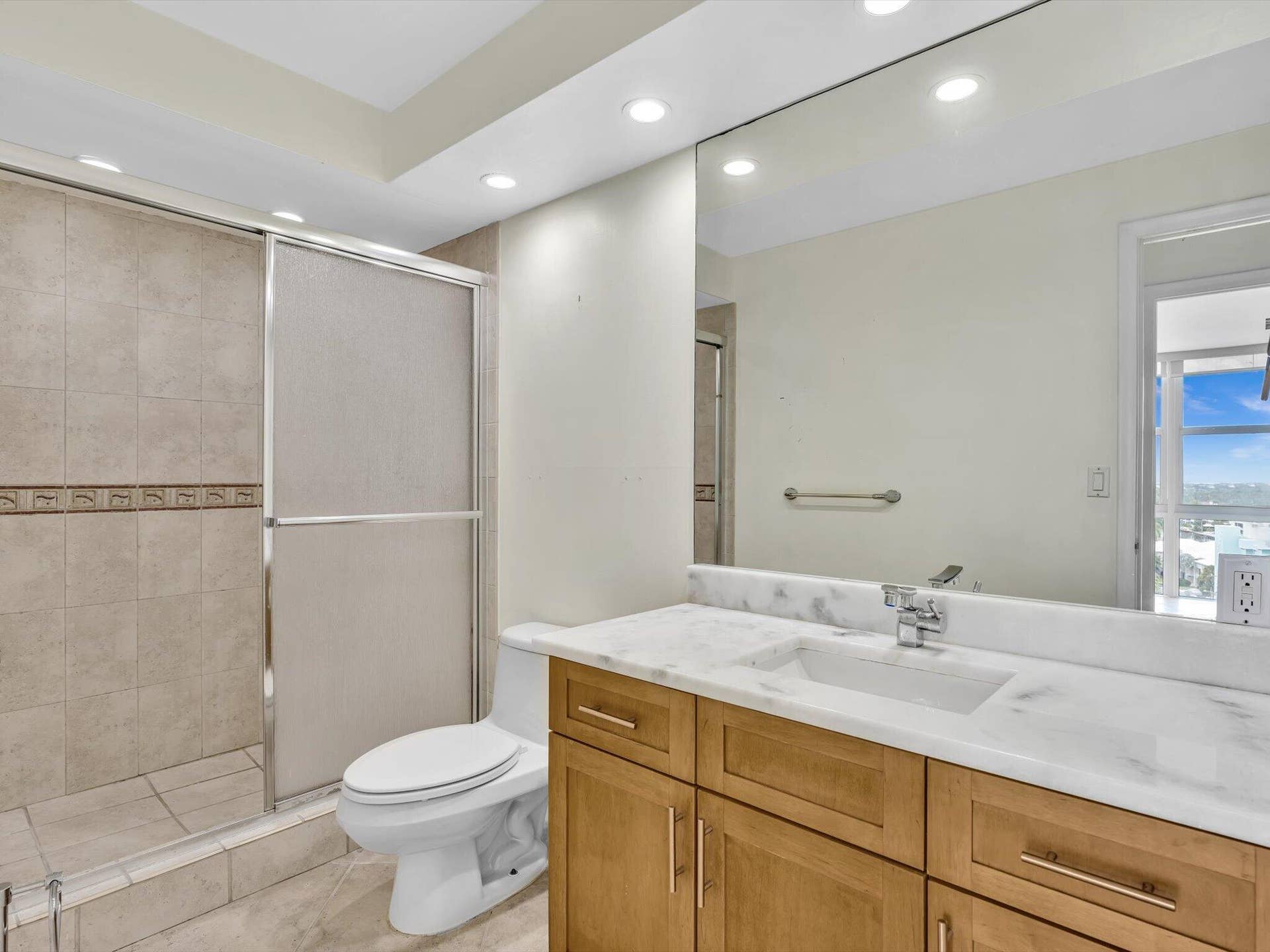 2841 N Ocean Boulevard, #1105, Fort Lauderdale, FL 33308 Guest Bathroom-Shower
