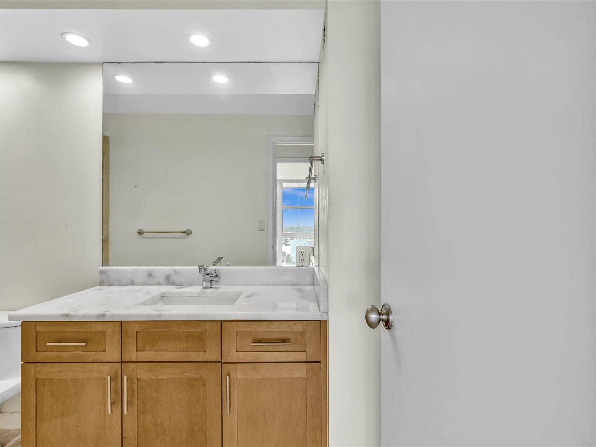 2841 N Ocean Boulevard, #1105, Fort Lauderdale, FL 33308 Guest Bathroom