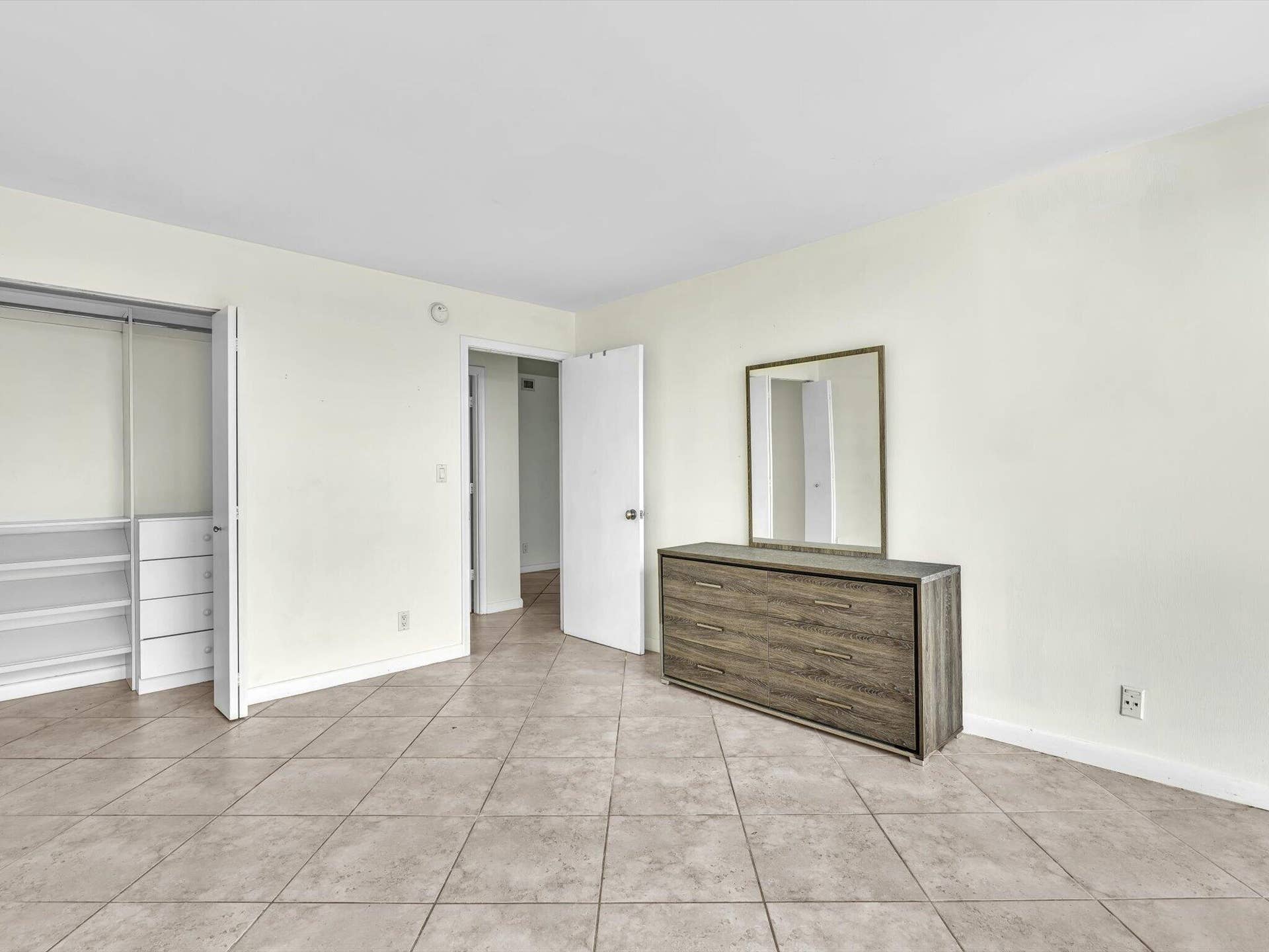 2841 N Ocean Boulevard, #1105, Fort Lauderdale, FL 33308 Guest Bedroom