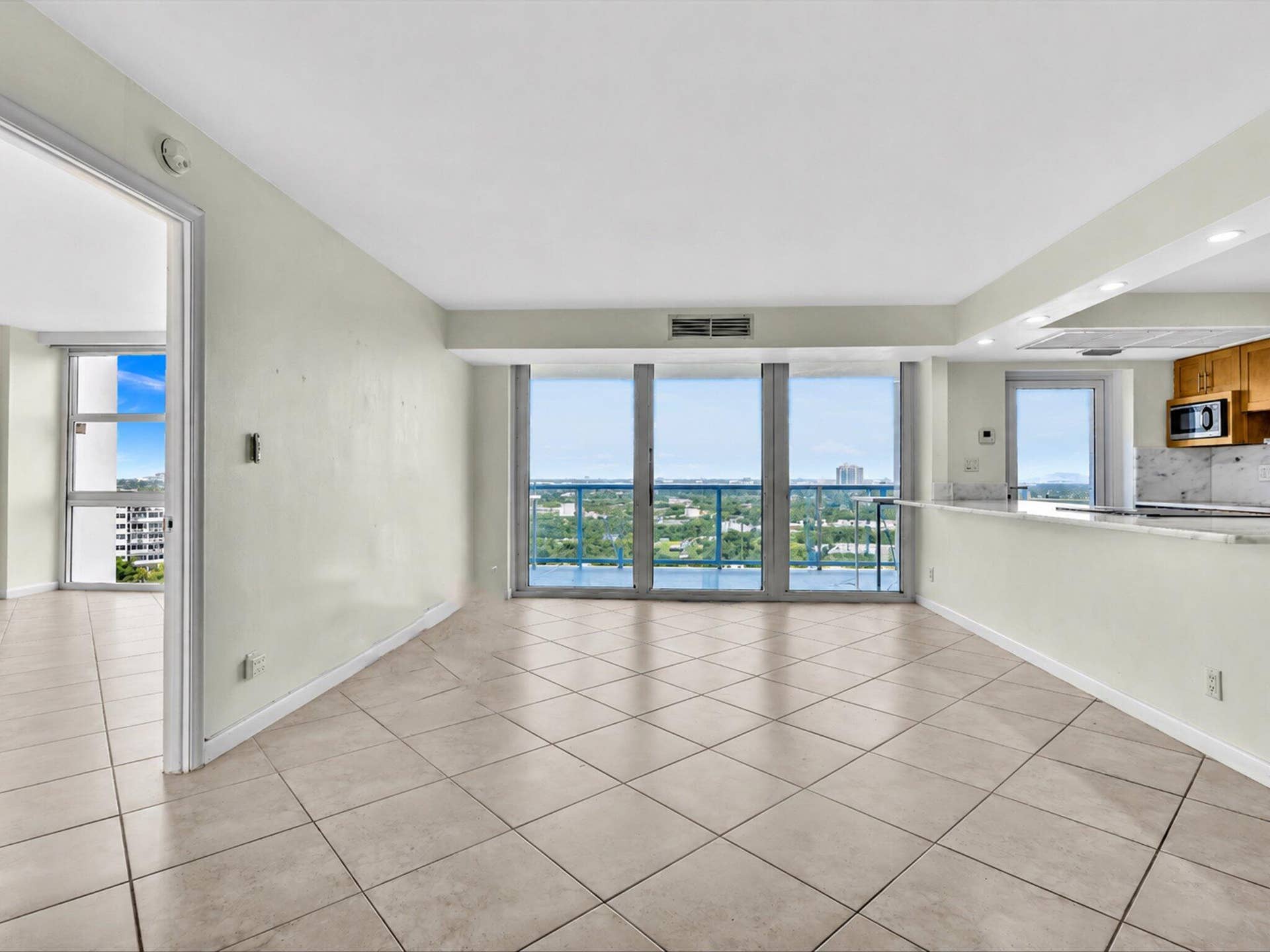 2841 N Ocean Boulevard, #1105, Fort Lauderdale, FL 33308 Intracoastal Views from the main living area