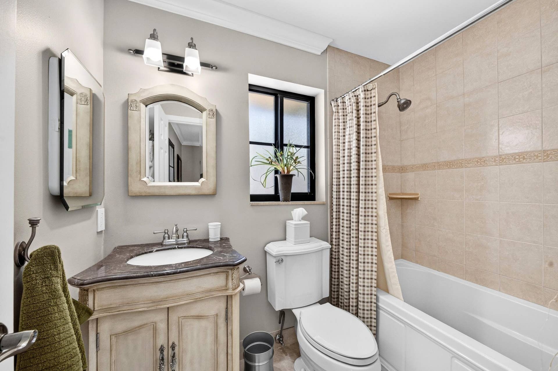033-061-Upstairs Bathroom-4000x2662