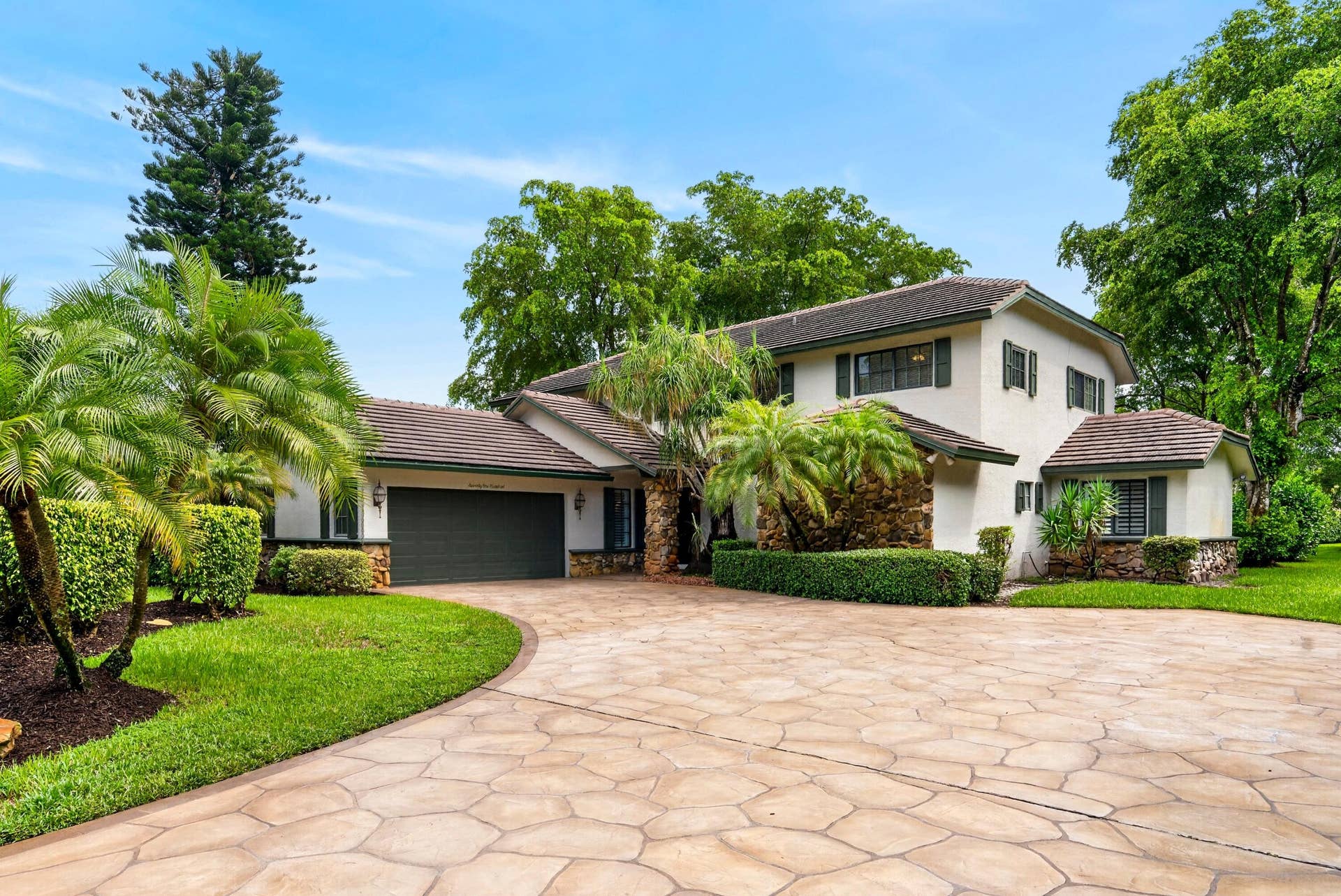 004-021-Front of Home-4000x2674