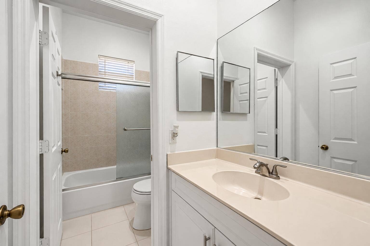 Upstairs 2nd Bathroom