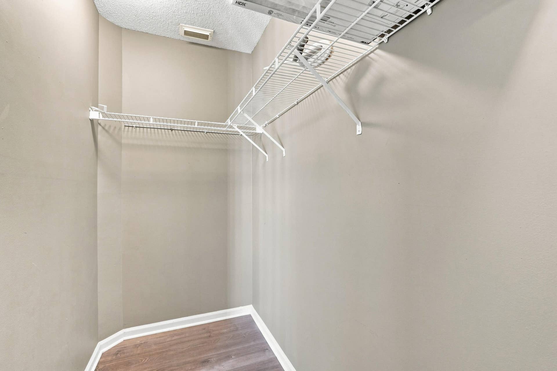 Walk-in-closet