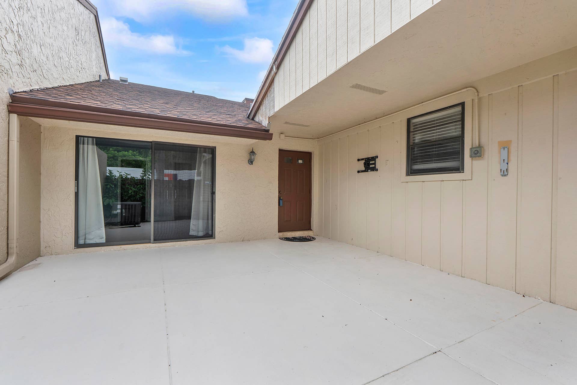 Front open courtyard