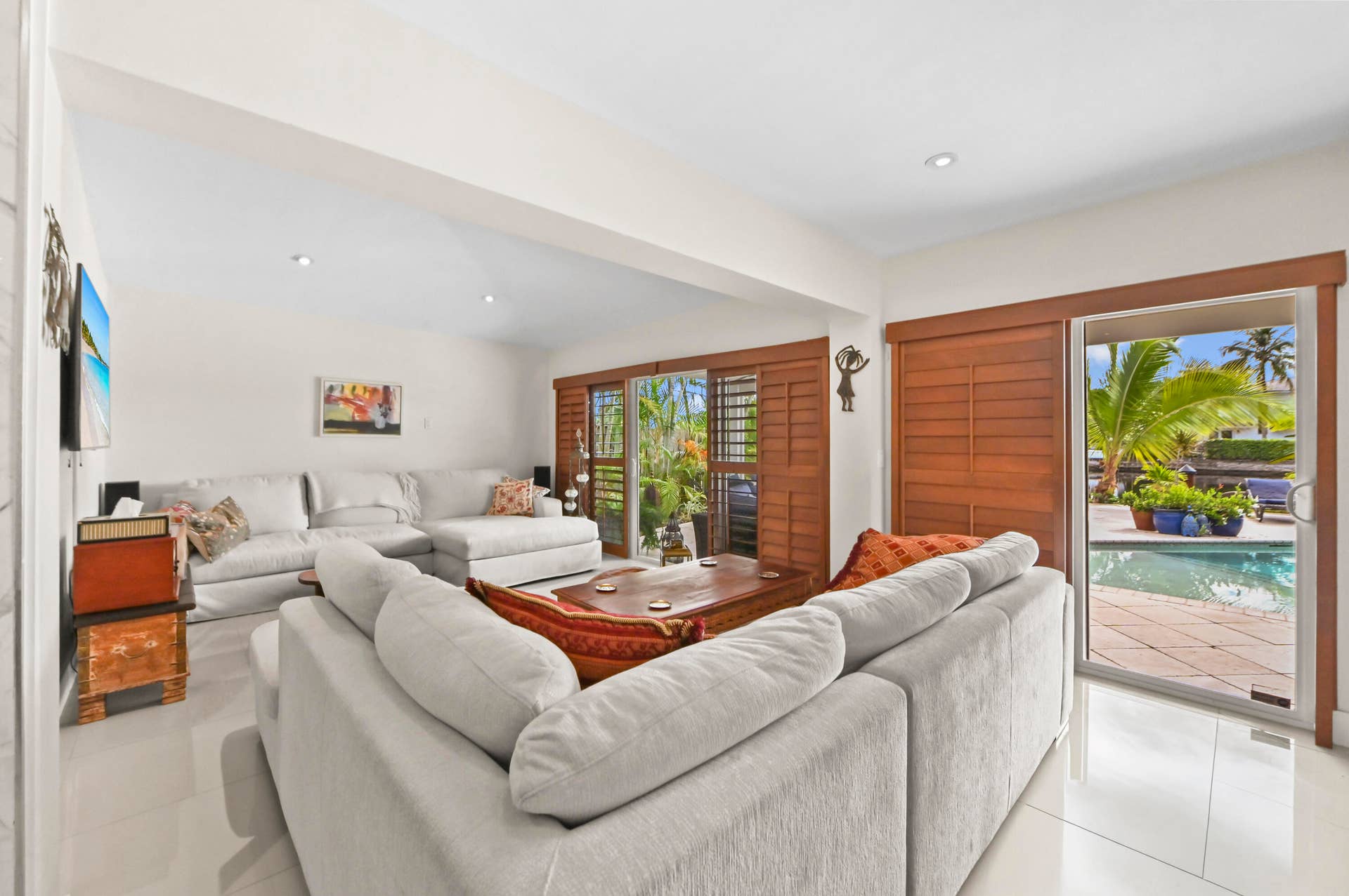 1513 NE 28th Drive, Wilton Manors, FL 33334 11 Living room 01