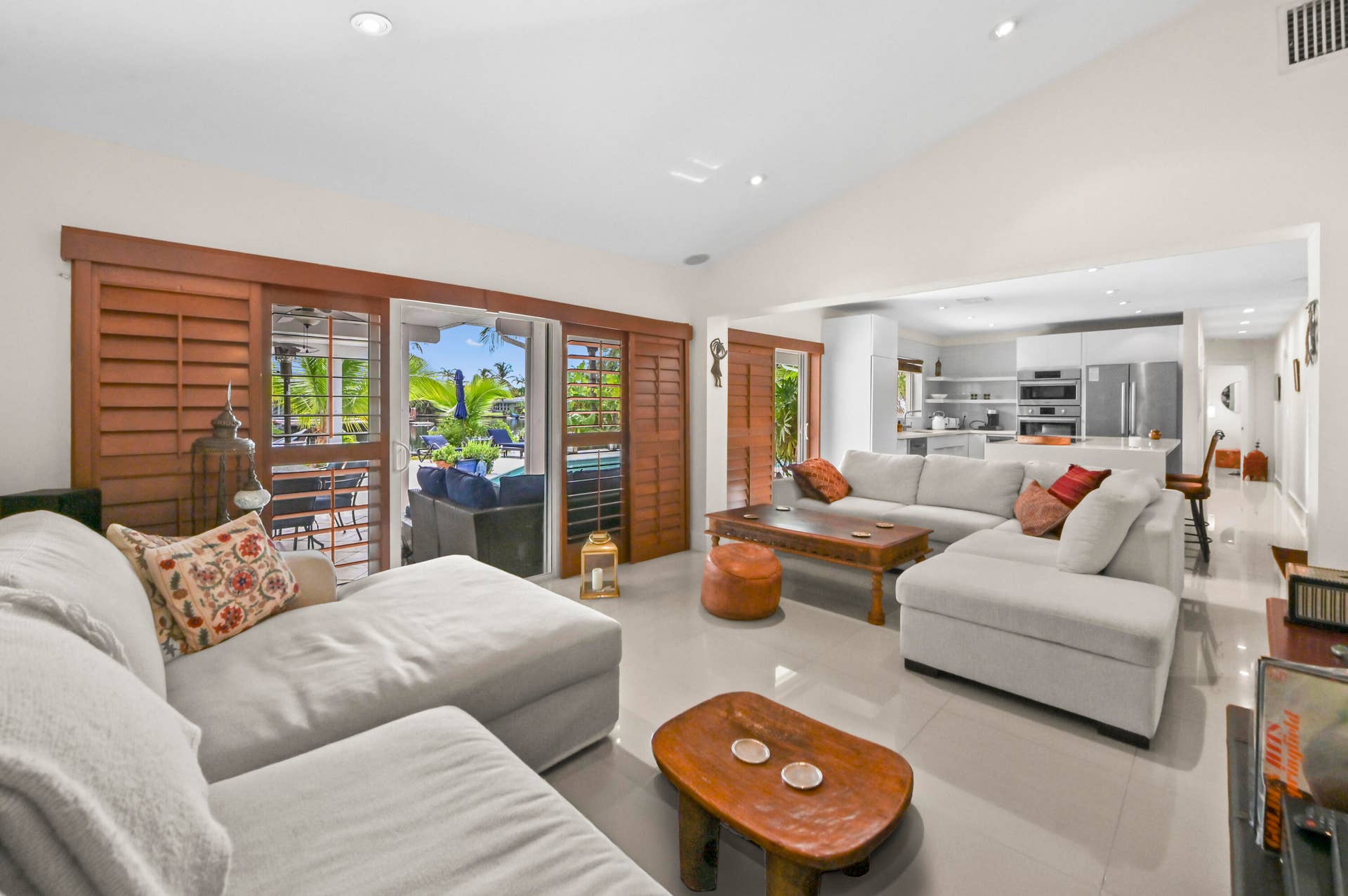 1513 NE 28th Drive, Wilton Manors, FL 33334 13 Living room 03