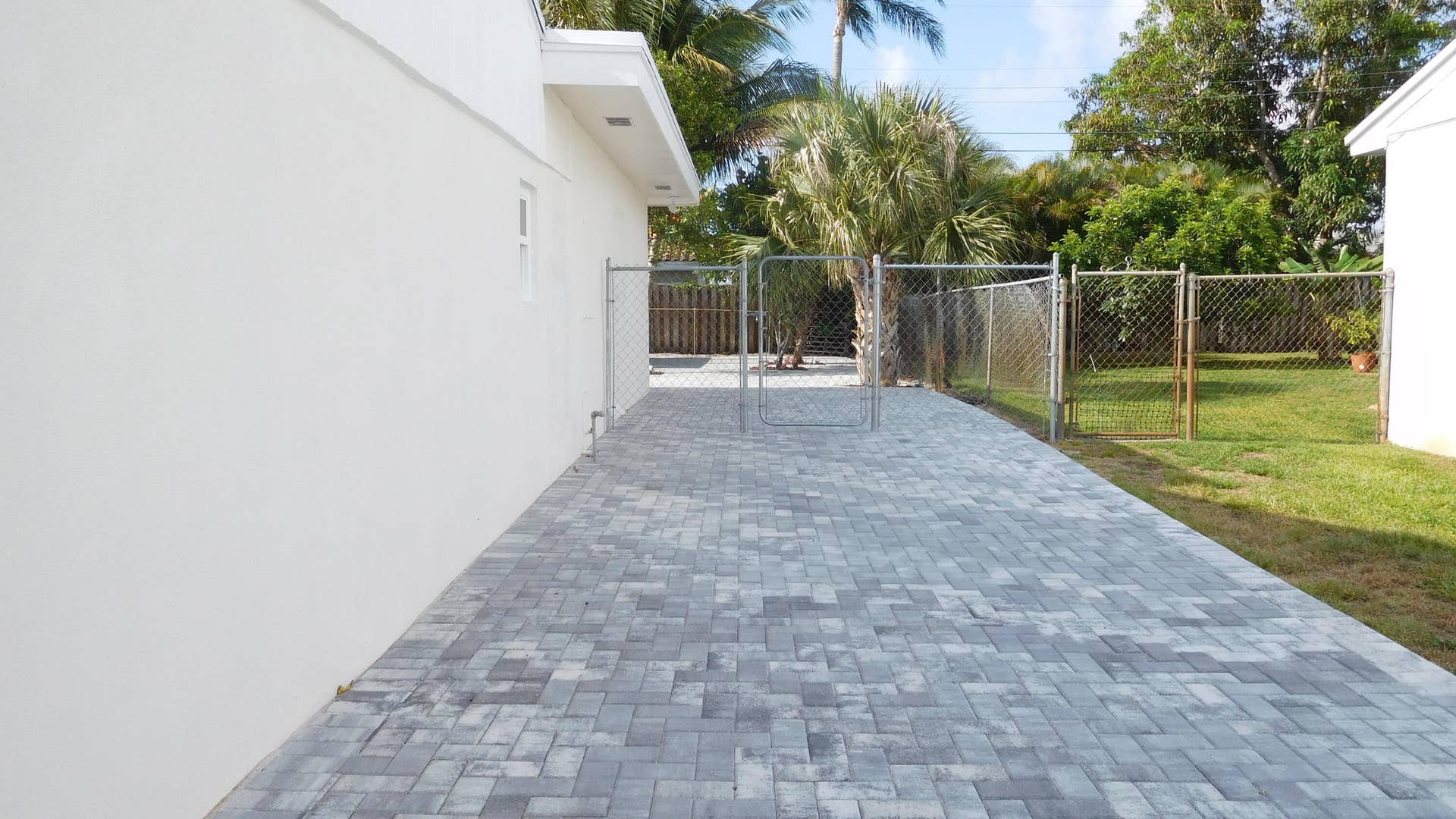 258 NE 22ND Street, Delray Beach, FL 33444 Side driveway