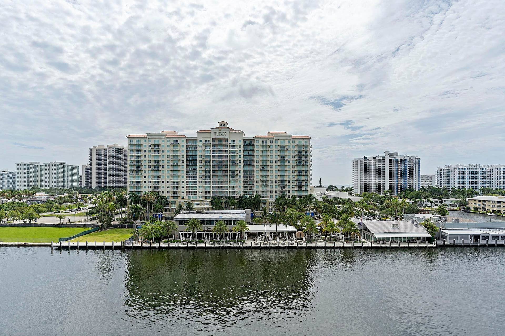 2900 NE 30th St - # 8J - 142