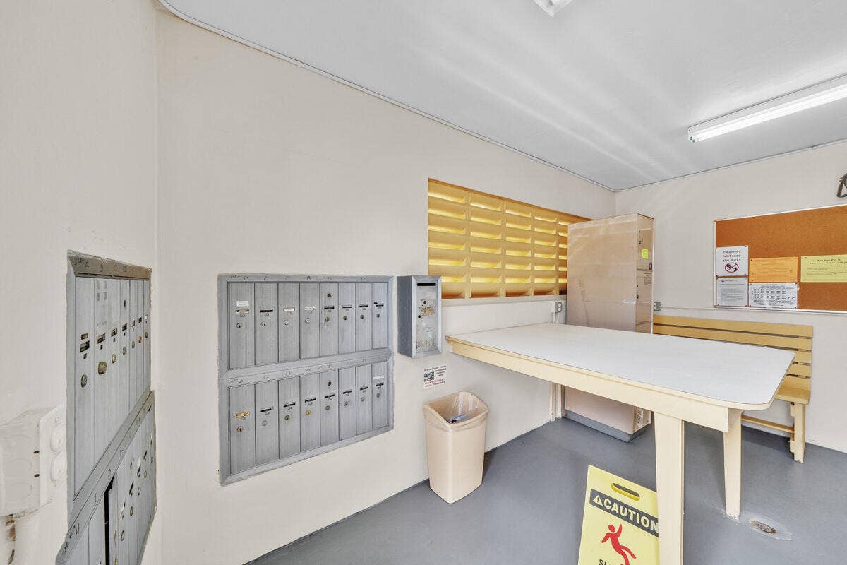 17 Shared Mail Room