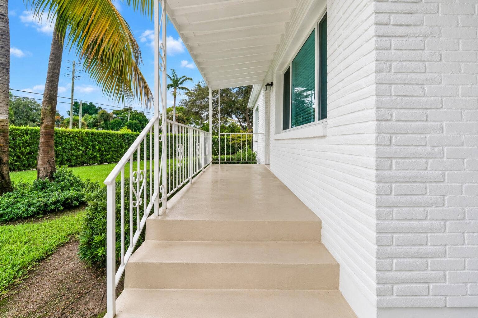 2516 Lorraine Court, North Palm Beach, FL 33403 Entryway